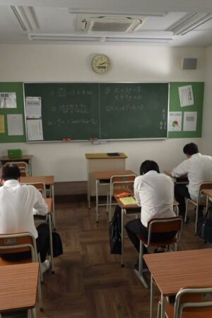 Sayuri-sensei JUQ-933 lộ clip: Cô giáo nghiêm túc “thả rông” trong góc khuất.