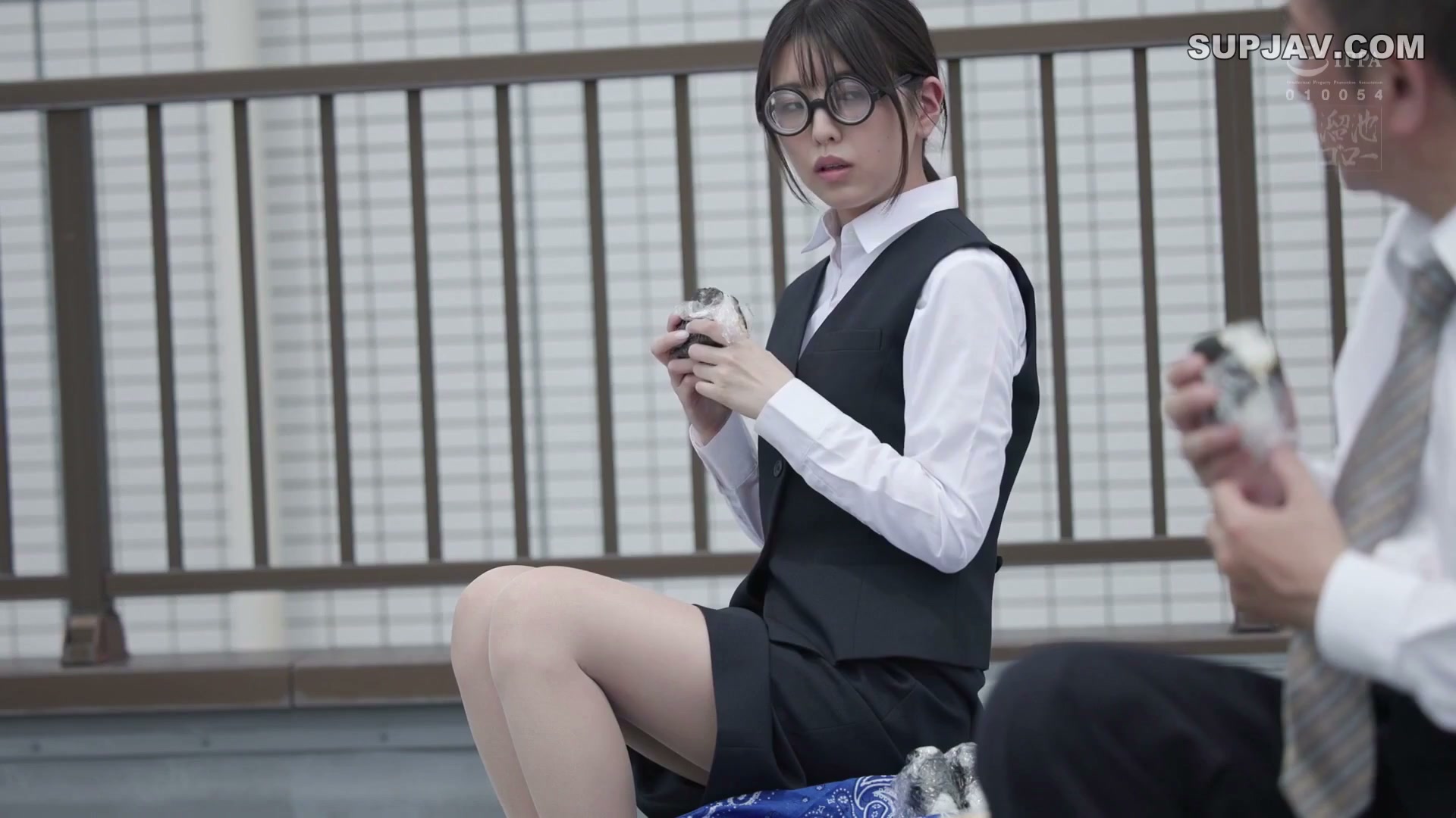 Lộ clip Shiori Kuraki MEYD-955: Cô nàng ‘mọt sách’ văn phòng lột xác thành dâm phụ đêm đầu tiên!