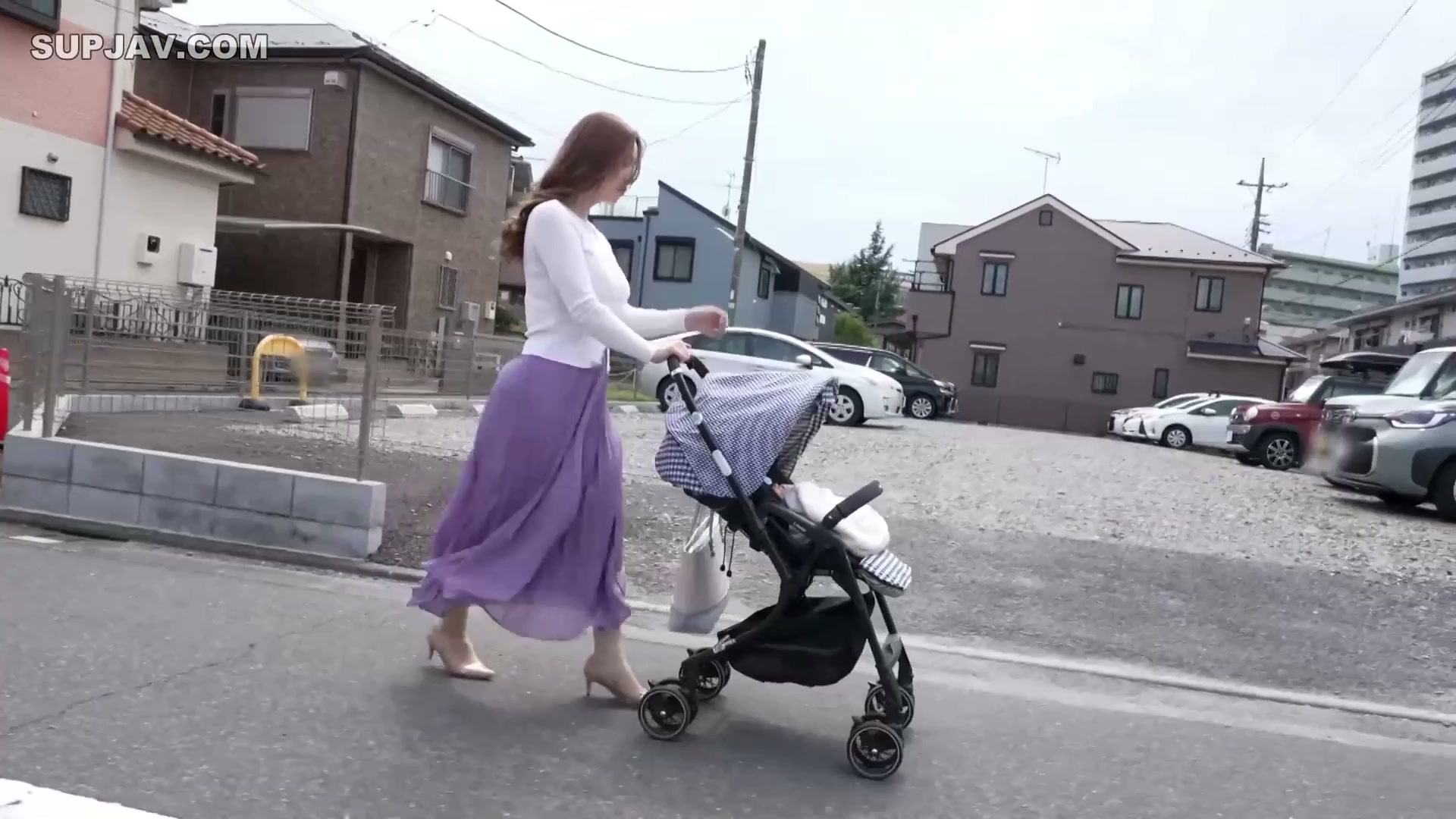 Clip lộ Ai Sayama MEYD-964: Mẹ bỉm sữa ướt sũng trên tàu, không ngờ bị sờ mó