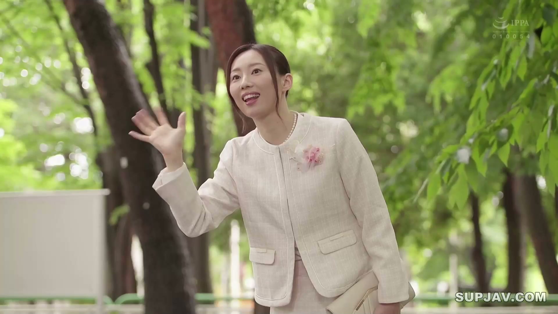 Lộ clip Rinka Ono JUQ-952: Mẹ kế say xỉn, tặng quà tốt nghiệp cho con riêng!